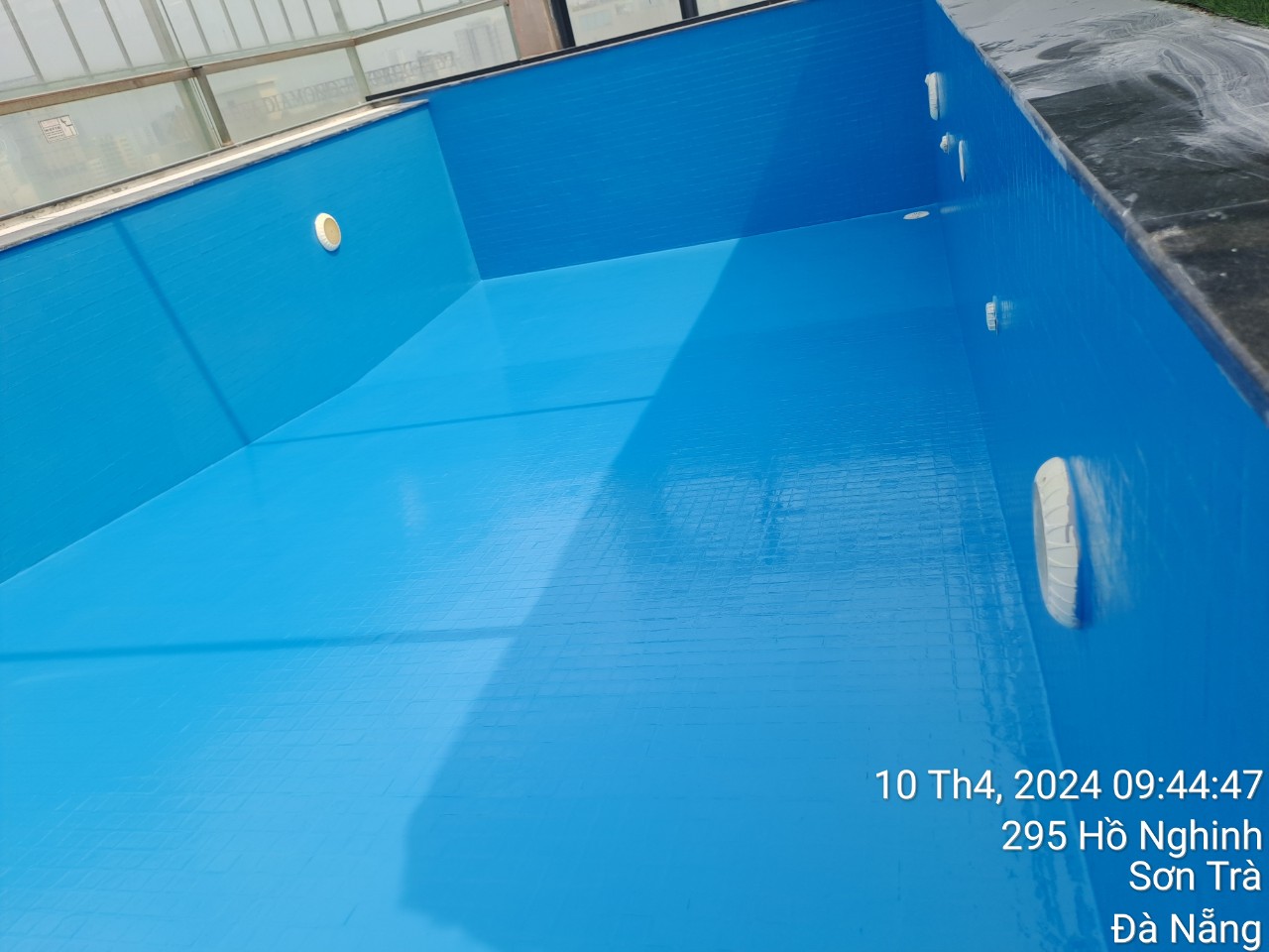 Chống thấm hồ bơi cũ trên lớp gạch bằng Polyurethane UP-266. Chi phí tiết kiệm, chất lượng lâu dài.